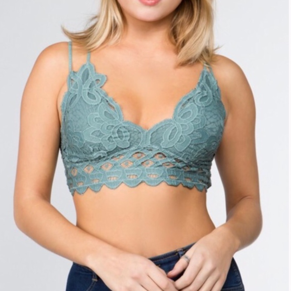 SALE Off White Scalloped Crochet Lace Bralette - Picture 2 of 3